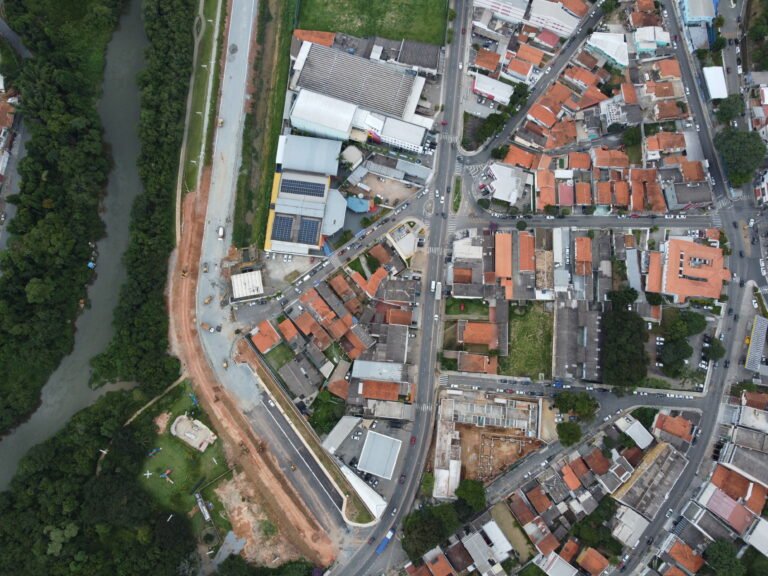 Obras na Av. Boulevard avançam e novo acesso aberto pela Rua Cap. Cândido Galrão