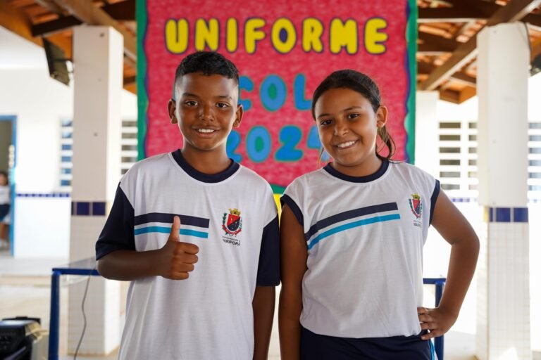 Volta às aulas marcou a entrega de uniformes escolares
