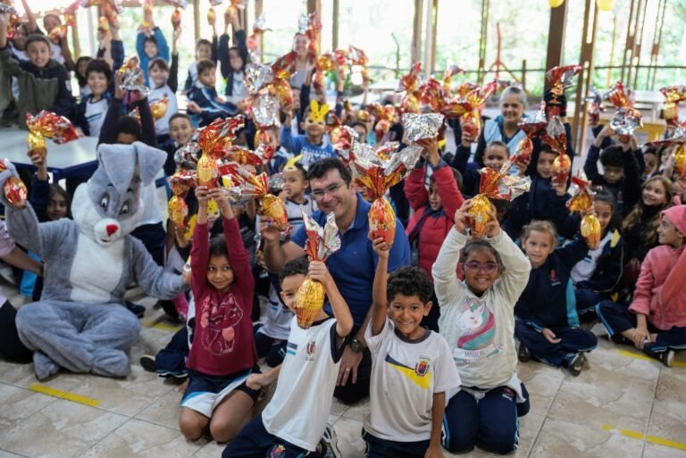 Alunos da rede municipal recebem ‘ovos de Páscoa’
