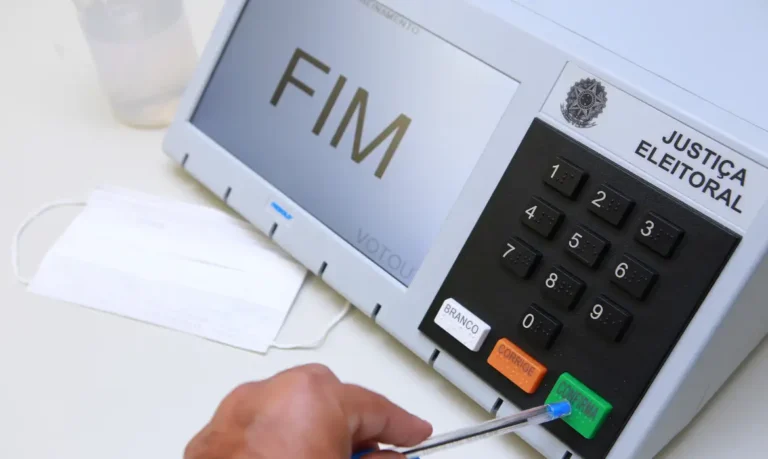 Urna eletrônica terá nova voz para eleitores cegos ou com baixa visão 