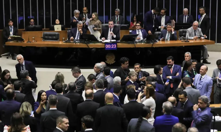 Congresso discute fim da reeleição, mandato de 5 anos e coincidência das eleições