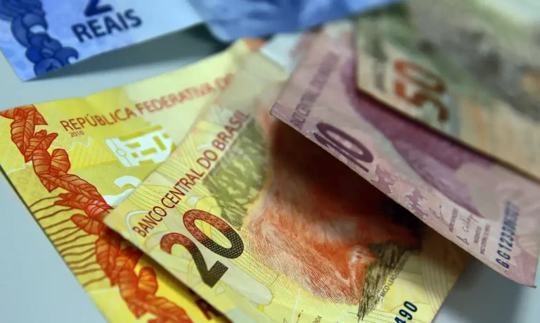 Governo de SP define salário mínimo estadual de R$ 1.640