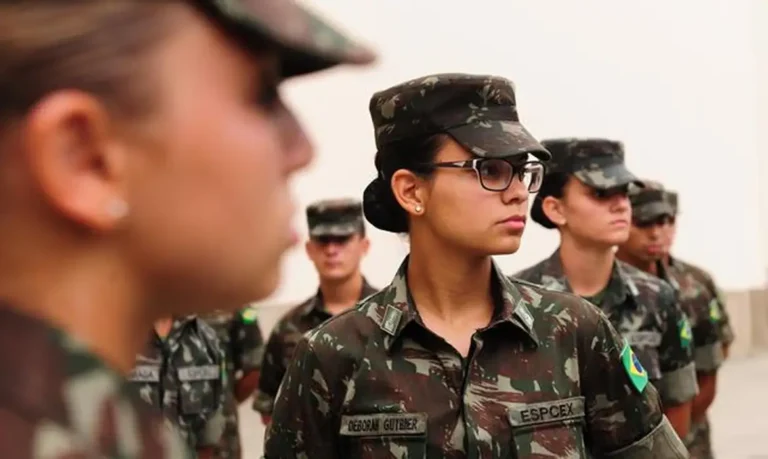 Mulheres poderão se alistar no serviço militar a partir de 2025