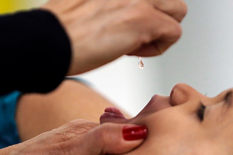 Vacinação contra a pólio fracassa na cidade, com 160 doses aplicadas