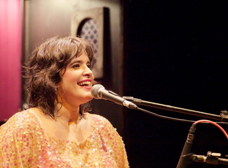 Teatro ‘Contadores de Mentira’ recebe cantora indicada ao Grammy Latino