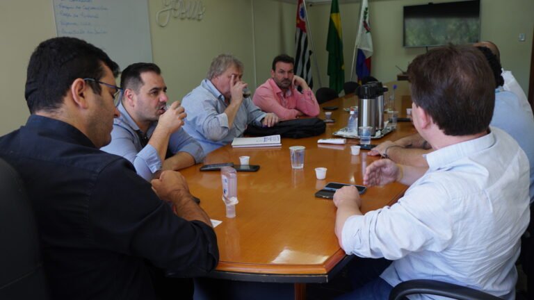 Prefeitura e Sabesp discutem melhorias no abastecimento de água e esgoto