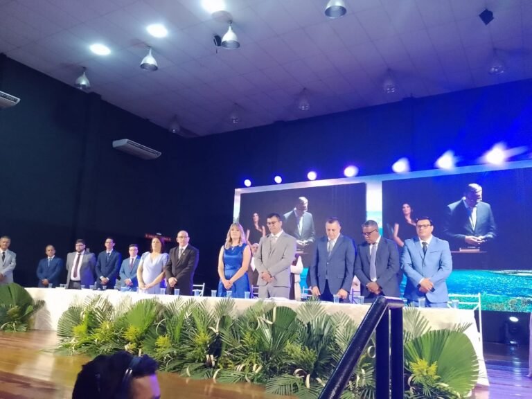Prefeito e vereadores empossados na manhã desta quarta-feira