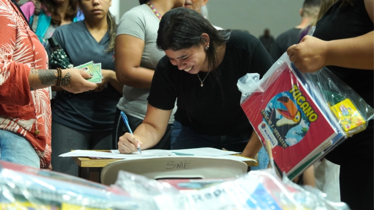 Material e uniformes começam a ser entregues aos estudantes da Rede Municipal