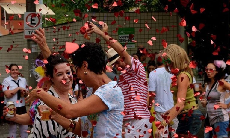 Carnavila tem mais desfiles de blocos e DJ neste domingo