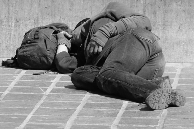 Número de pedintes e moradores de rua cresce de forma assustadora na cidade
