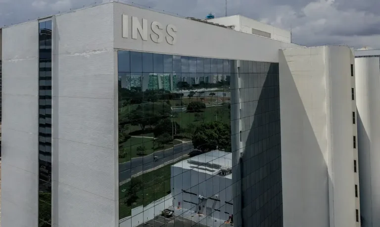 Governo retoma bônus de produtividade para reduzir filas do INSS