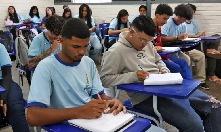 MEC orienta escolas na escolha de livros didáticos para o ensino médio