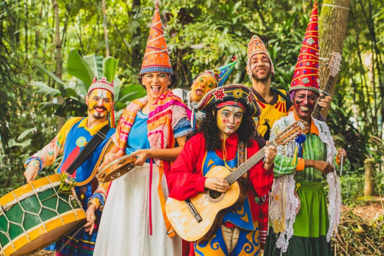 Teatro Contadores de Mentira traz peça teatral sobre o reisado cearense