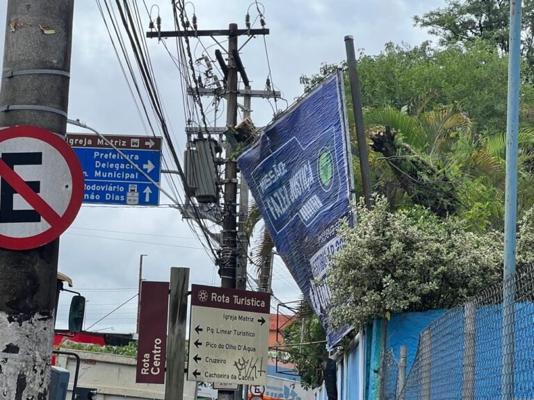 Chuva e vento causam estragos na cidade na madrugada de sábado
