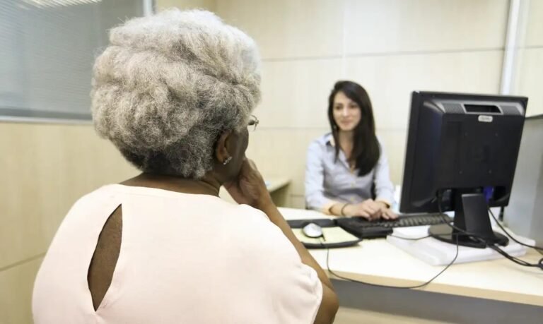 Sobe a idade mínima para se aposentar