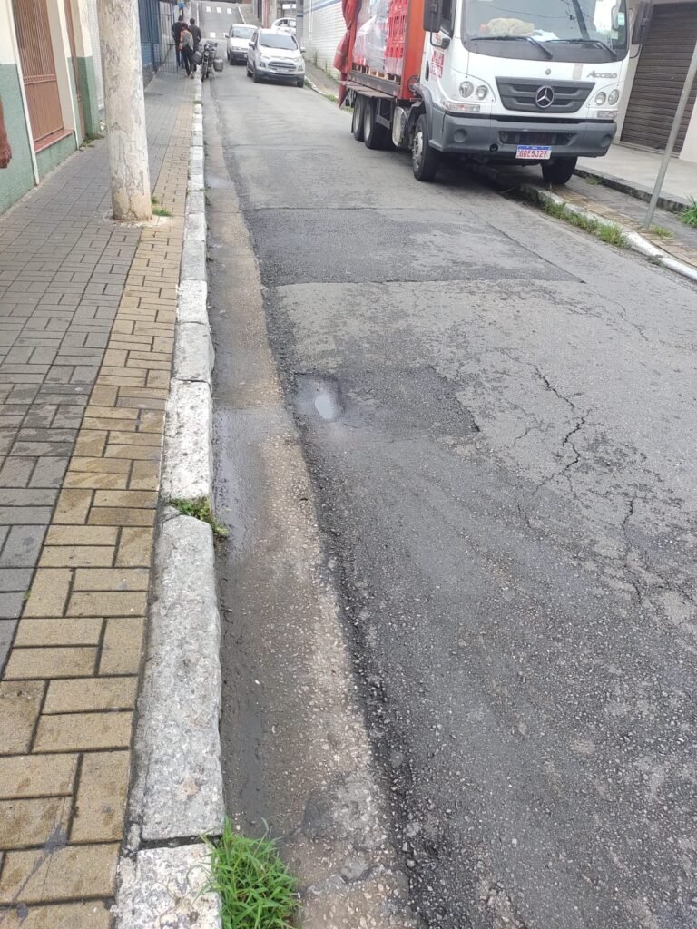 População protesta contra buraqueira aberta pela Sabesp em vias da cidade