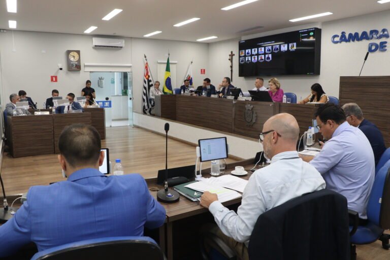 Na volta das sessões, Legislativo aprova abono aos servidores proposto pelo prefeito