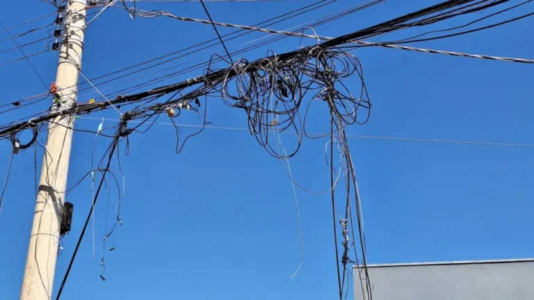 Elektro vai ser multada por fios e cabos soltos, inclusive os de internet  