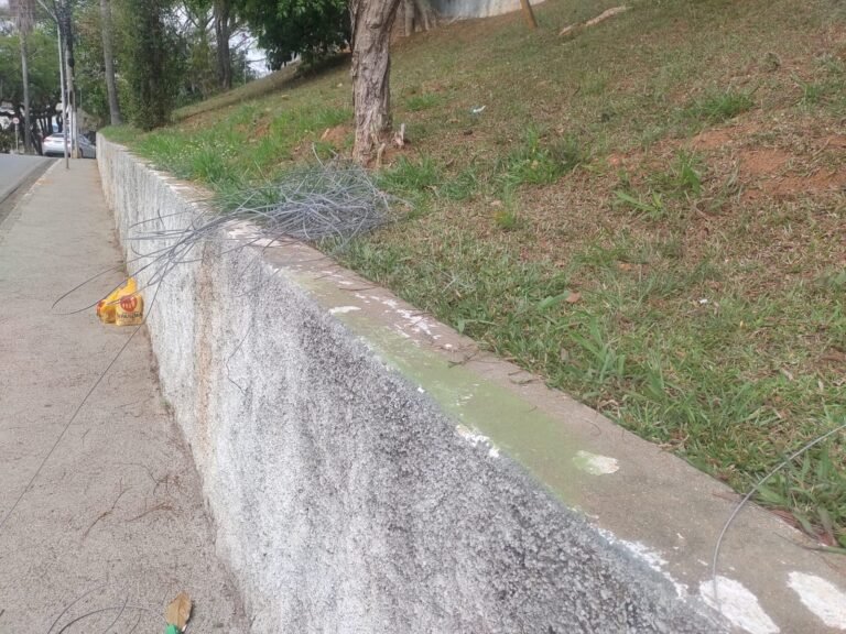 Fios espalhados pelas ruas desafiam promessas e nova lei em Mairiporã